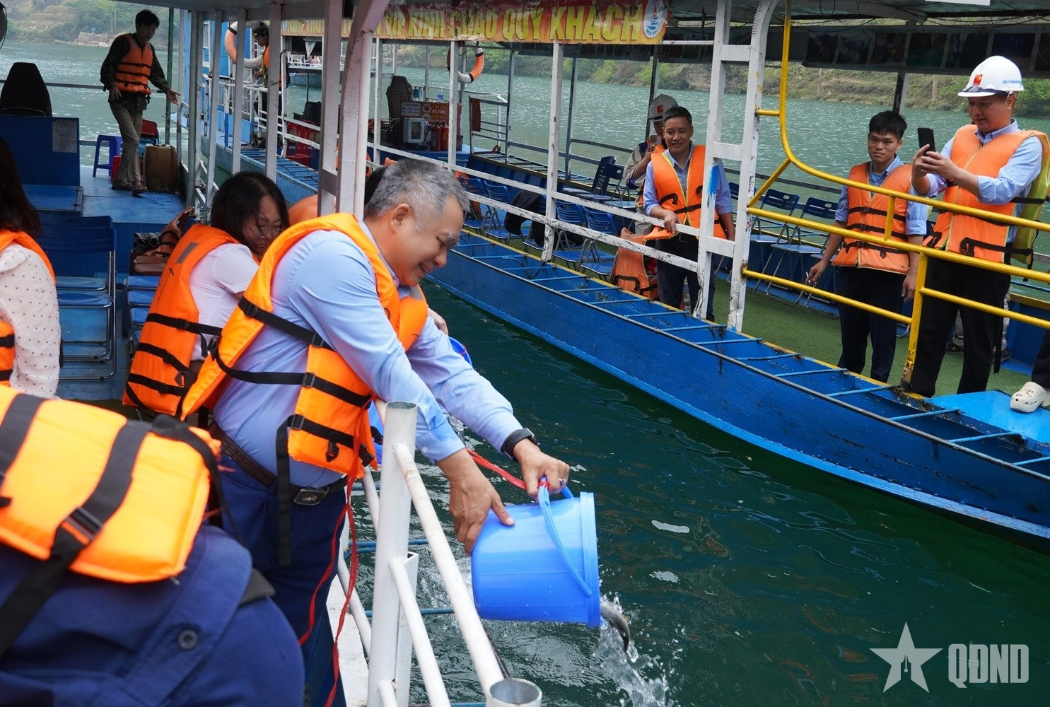 Tuyên Quang thả 1,2 tấn cá giống tái tạo nguồn lợi thủy sản

